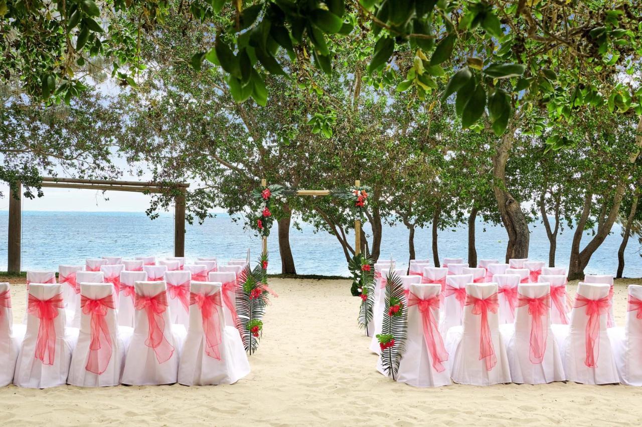 Sheraton New Caledonia Deva Spa & Golf Resort Bourail Exterior photo A beach wedding