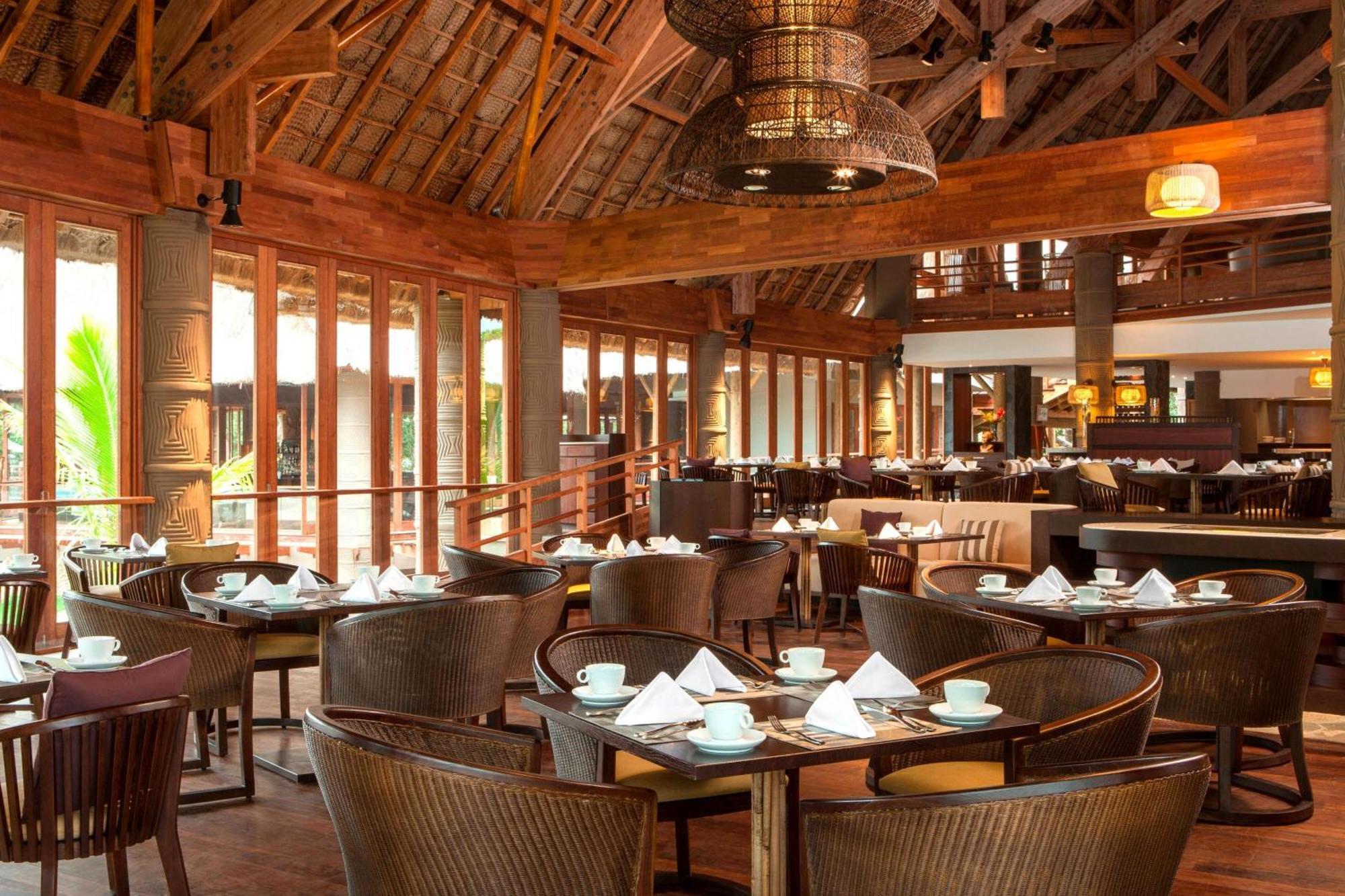 Sheraton New Caledonia Deva Spa & Golf Resort Bourail Exterior photo The restaurant at the resort