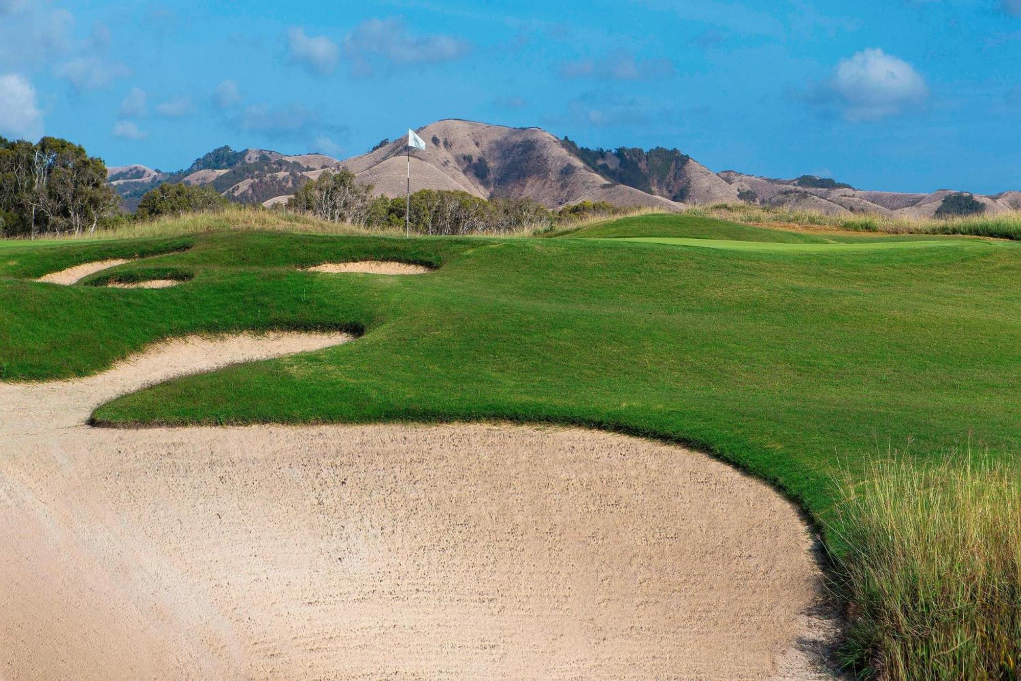 Sheraton New Caledonia Deva Spa & Golf Resort Bourail Exterior photo The 13th hole at Torrey Pines