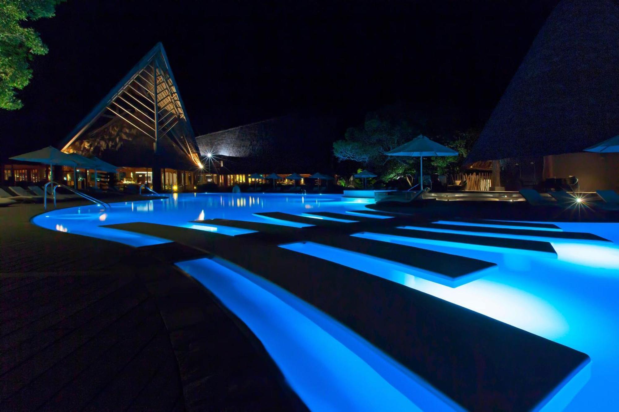 Sheraton New Caledonia Deva Spa & Golf Resort Bourail Exterior photo The resort at night